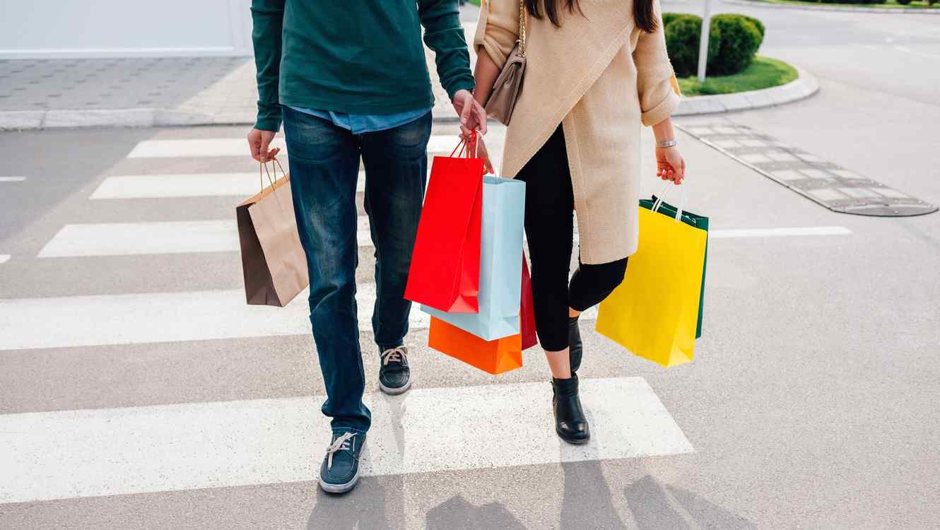 hombre-y-mujer-con-bolsas-de-compras